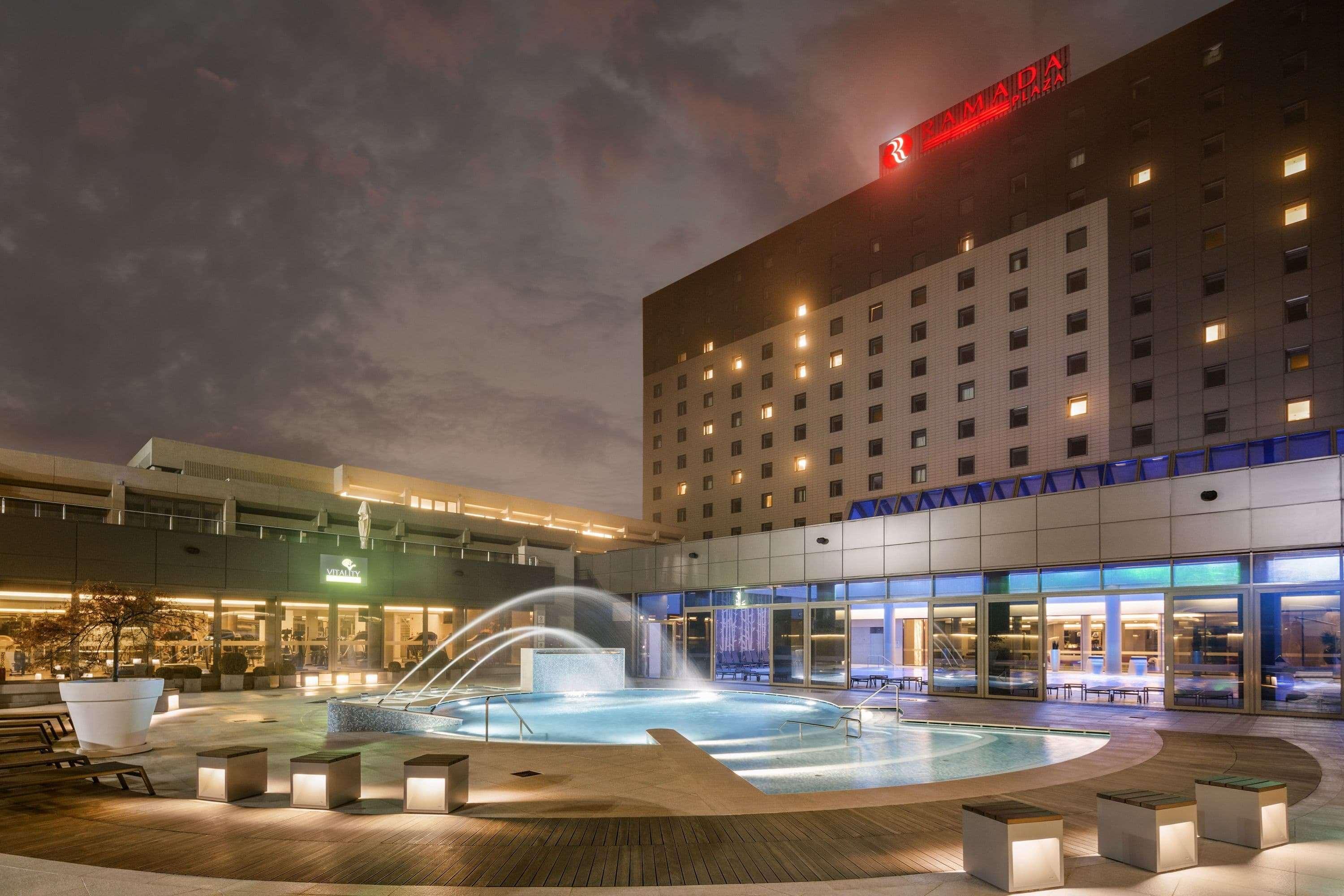Ramada Plaza By Wyndham Bucharest Convention Center Hotel Exterior foto