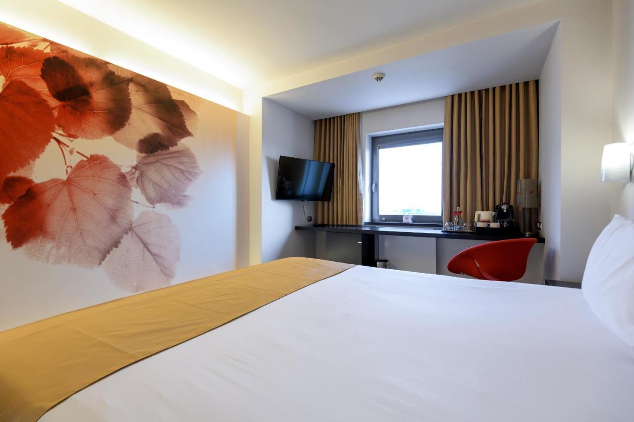 Ramada Plaza By Wyndham Bucharest Convention Center Hotel Exterior foto