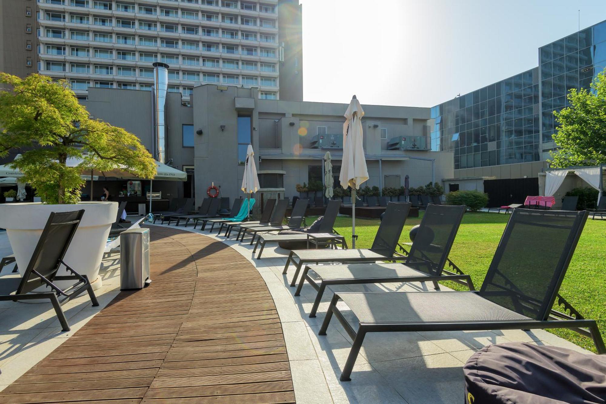 Ramada Plaza By Wyndham Bucharest Convention Center Hotel Exterior foto