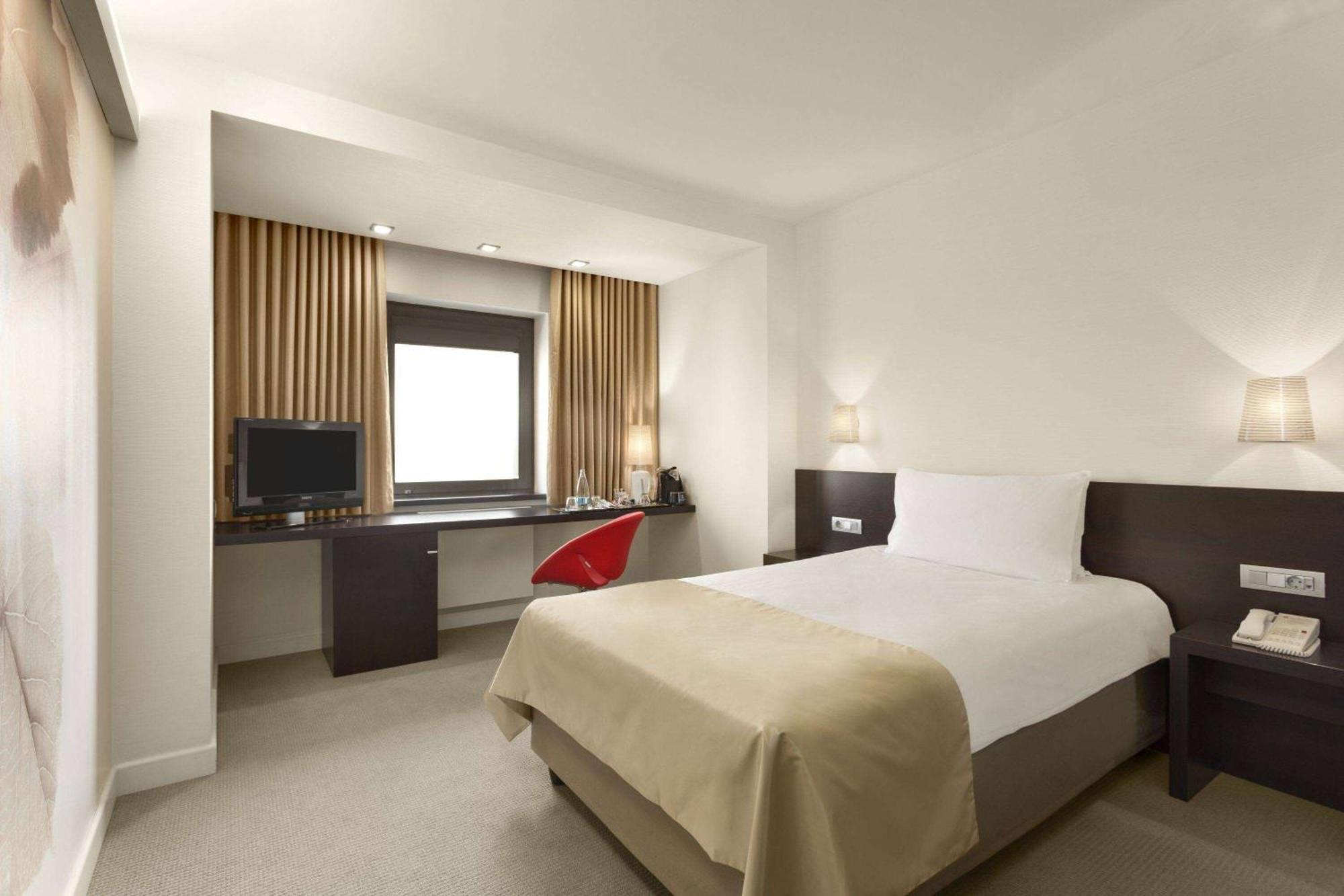 Ramada Plaza By Wyndham Bucharest Convention Center Hotel Exterior foto